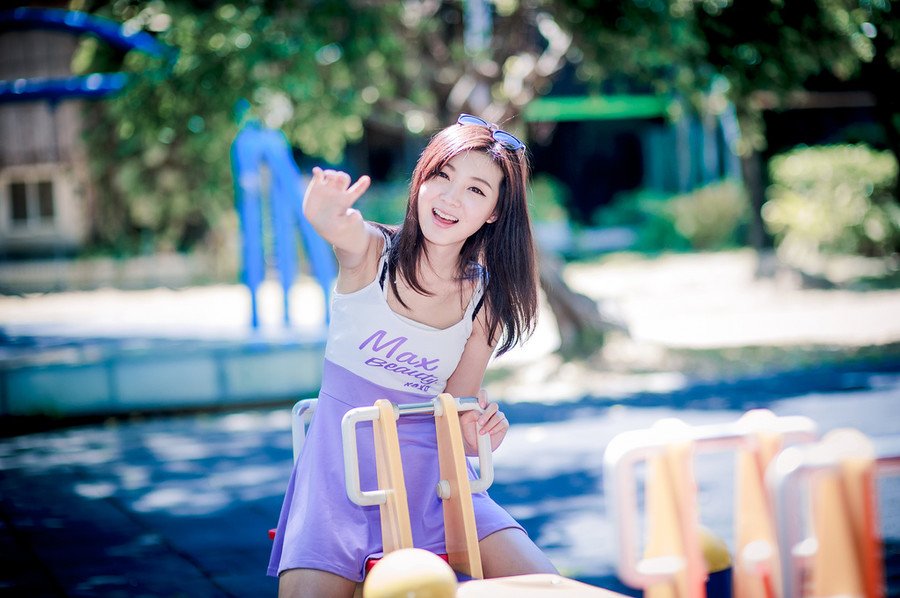 豁然回头，却见伏德正悄然向船尾的方向退去，陈到目光一厉，手中一枚利箭脱手而出，正中伏德腿腹。